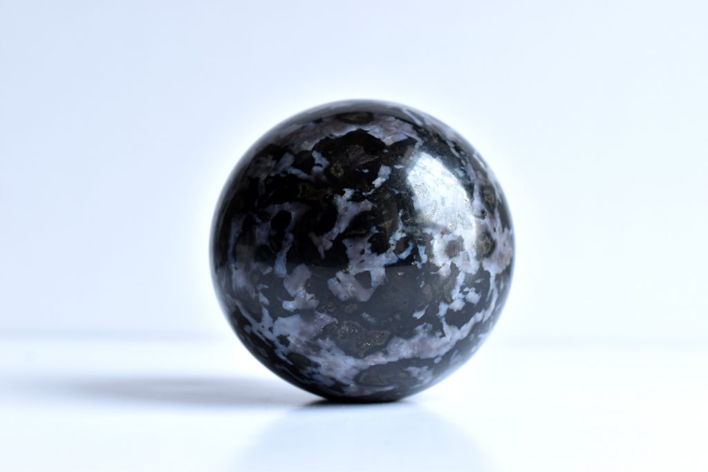 Sfera Indigo Gabbro Merlinit Mistic de vânzare