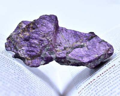 Superb Specimen de Purpurit cu o puternică flacără violet de vânzare